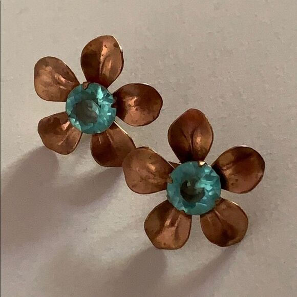 Vintage Clip On Screw Back Earrings Flower - Picture 1 of 7